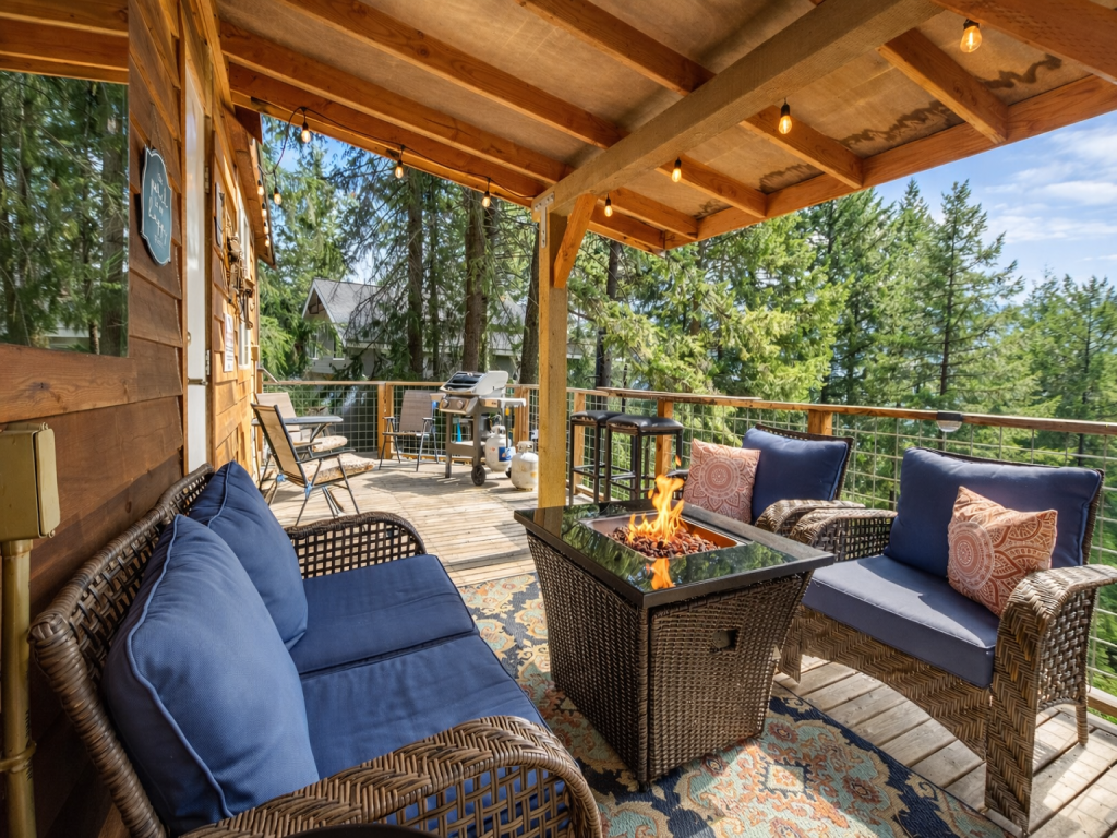 Das Tree Haus Vacation Rental in Leavenworth - RedAwning