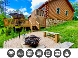 Foxes' Den Cabin with Private Hot Tub and Arcade Game